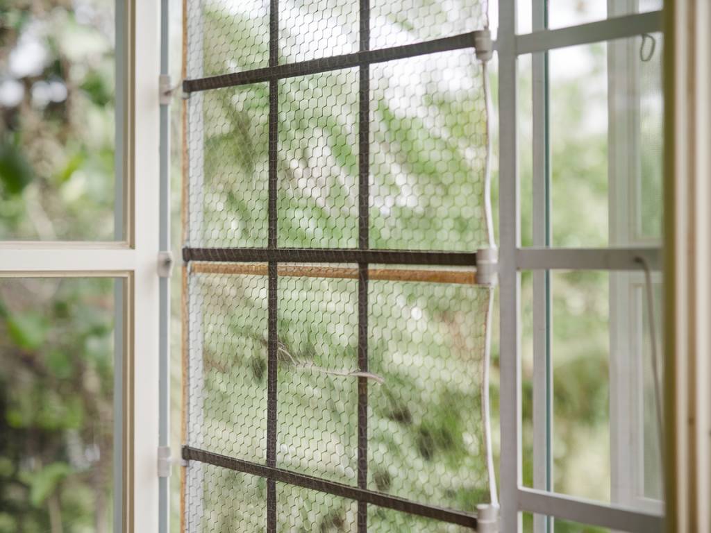 Installer une moustiquaire de fenêtre pour une maison sans insectes